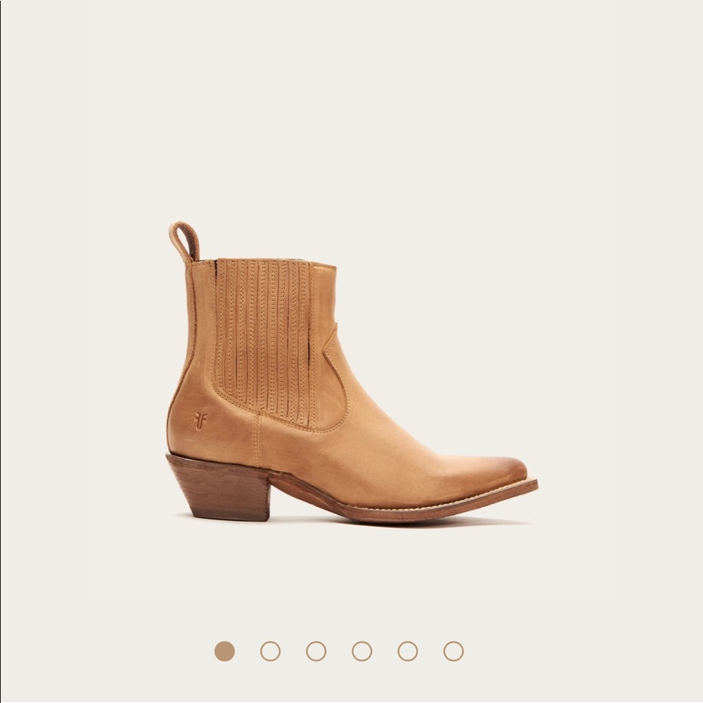 Found 🥲 ISO Frye Sacha Chelsea Boots